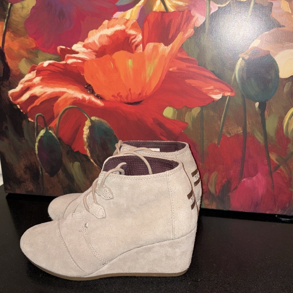 NWOT TOMS BOOTS size 8